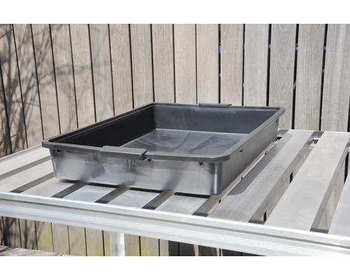 Kunststof plantenbak op een tafel