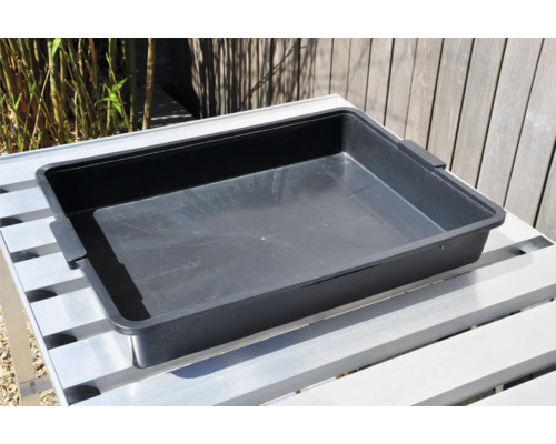 Zwarte kunststof plantenbak op een tafel