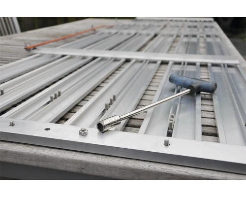 Aluminium hekwerkcomponenten met steeksleutel op houten tafel