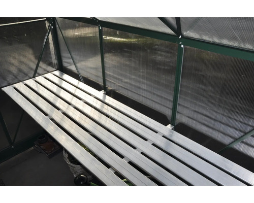 Interieur van een kas met aluminium rek