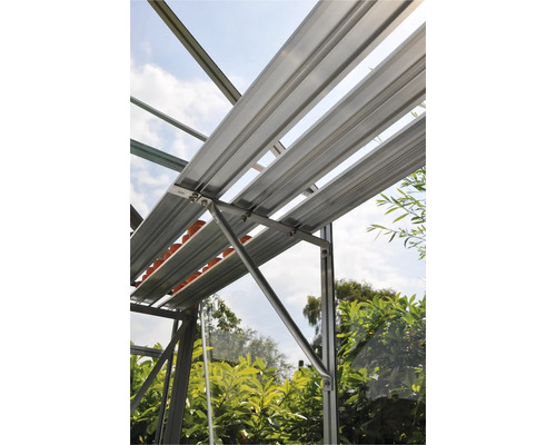 Detailopname van een kas met aluminium schappen.