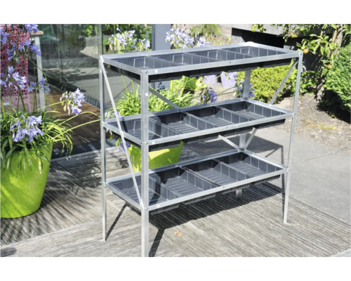 Planten tafel met drie planken voor de tuin