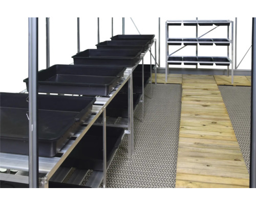 Meerlaags kweekrek met plantenbakken en houten pad in de kas