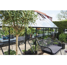 Tuinkas met planten en zitgelegenheid in de tuin