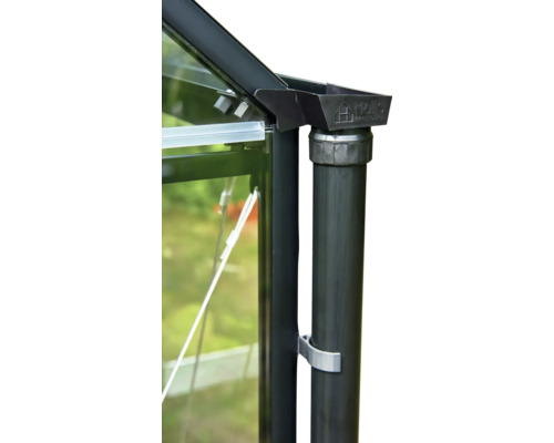 Detailweergave van een kasregenpijp met afvoerpijp.