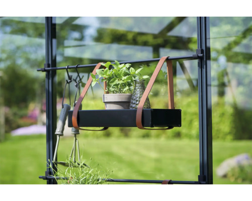 Detailopname van kas met opbergrek voor planten en tuingereedschap