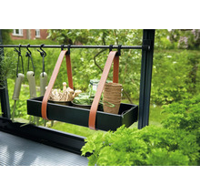 Detailopname van een kas met hangende opbergruimte voor tuingereedschap en accessoires