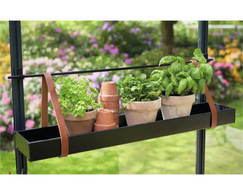 Zwarte plantenbak met lederen ophanging, gevuld met kruiden en terracotta potten tegen een tu achtergrond