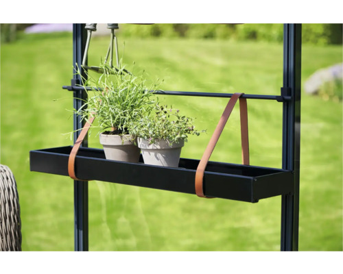 Tuinrek met planten en tuingereedschap