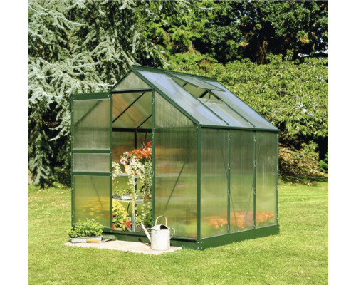 Kas met open deur en planten in de tuin.