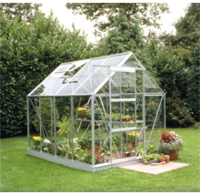 Tuinkas met planten in een tuin