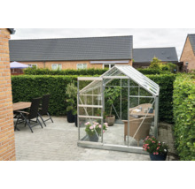 Tuinkas in de tuin met planten en tuinmeubelen