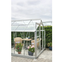 Tuinkas met tafel, stoelen en planten voor de tuin