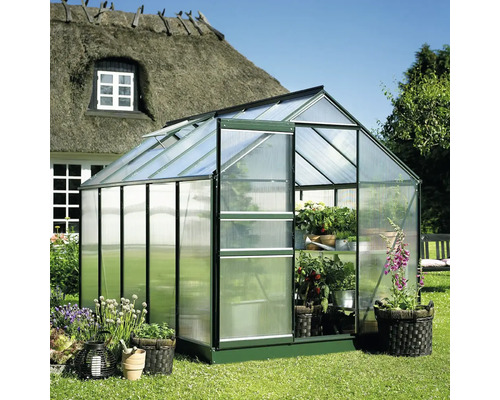 Tuinkas met open deur in tuin met planten