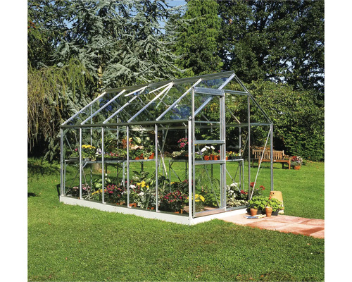 Kweekkas met planten in de tuin.