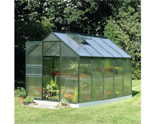 Kas met planten in de tuin