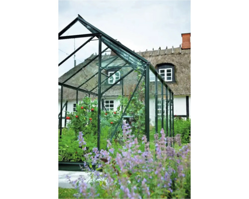 Kas met planten voor een huis