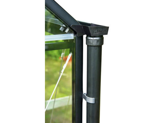 Detailopname van een kasdakgoot met regenpijp en beugel