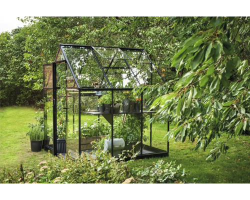 Kas met planken in de tuin