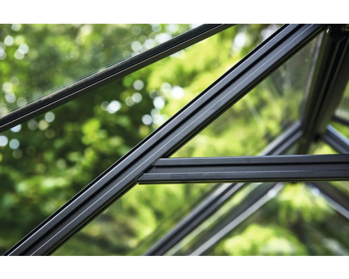 Detailopname van de glas- en frameconstructie van een kas.