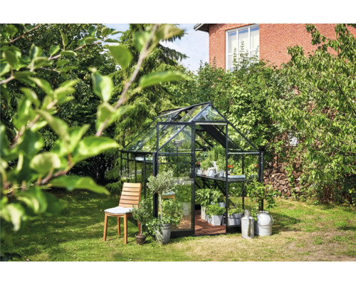 Tuinkas in de tuin met planten en tuingereedschap