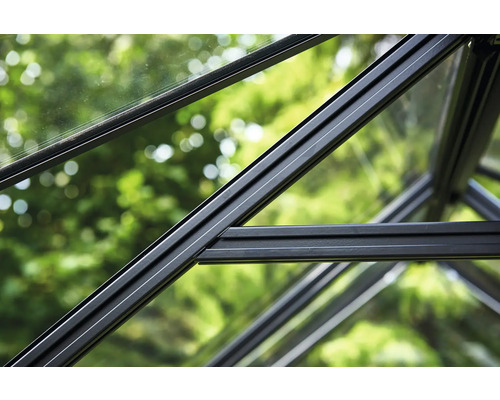 Detailopname van een kasframe van aluminium en glas