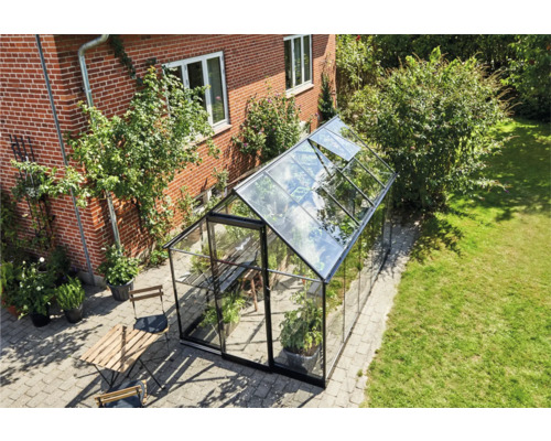 Glazen en metalen kas in de tuin