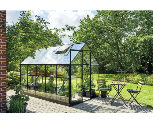 Kas met planten in de tuin