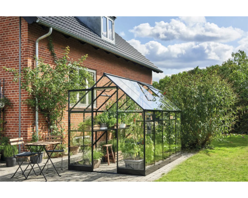 Glazen en metalen kas in de tuin