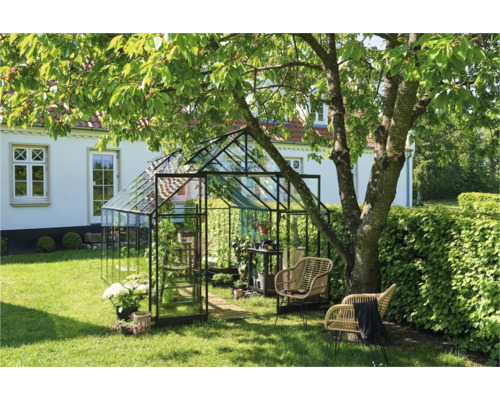 Tuinkas in de tuin met planten en tuinmeubelen