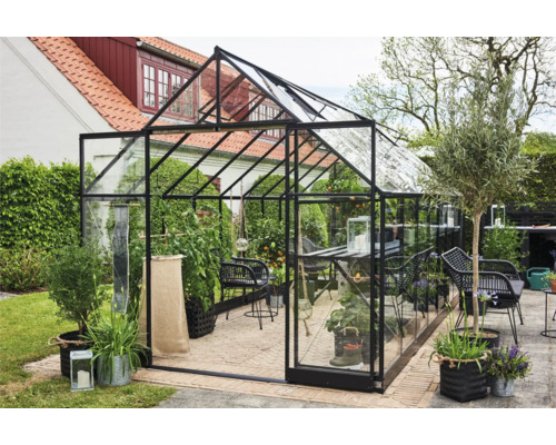 Tuinkas met planten en tuinmeubelen in de buitenruimte