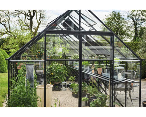 Kas met planten en tuinmeubelen buitenshuis