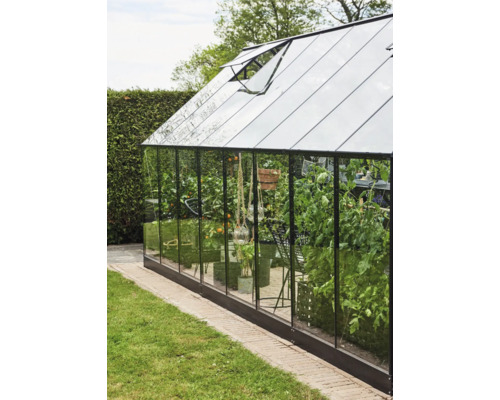 Kas met planten in de tuin