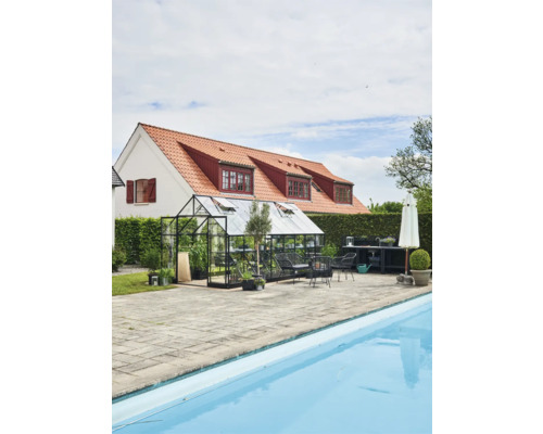 Tuin met kas, zithoek en zwembad