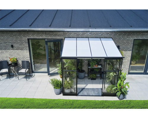 Kas in de tuin met planten