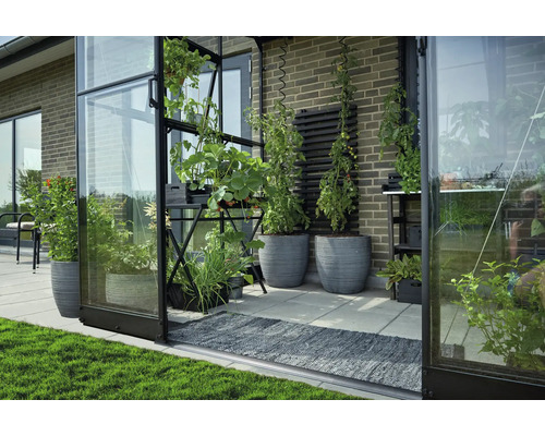 Tuinkas met planten en plantenbakken op een terras