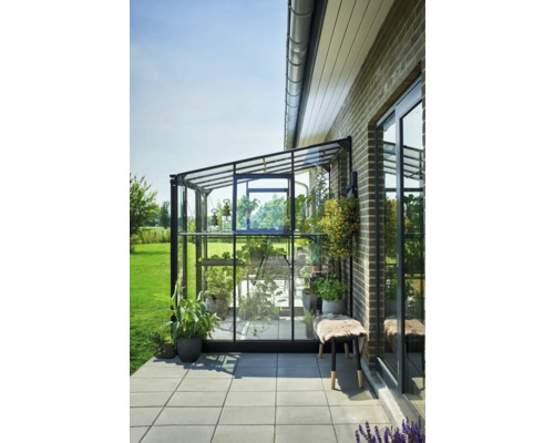 Kas aanbouw met planten op een terras