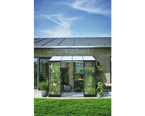 Tuinkas met planten op een terras