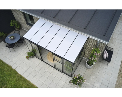 Bovenaanzicht kas met overkapping, tafel, stoelen en beplanting op terras