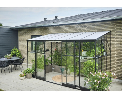 Glazen kas met planten op een terras