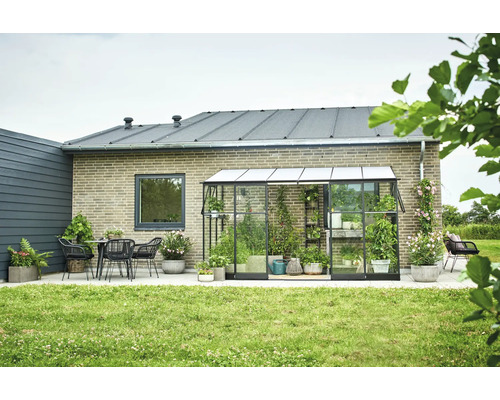 Tuinkas in de tuin met tuinmeubelen en planten