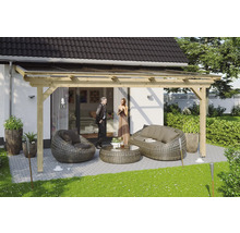 Overdekt terras met tuinmeubelen en een stel in gesprek