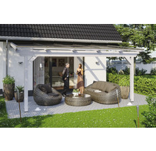 Terras met houten overkapping, tuinmeubelen en planten