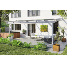 Terras met houten paviljoen, bubbelbad, zithoek en beplanting voor een woonhuis.