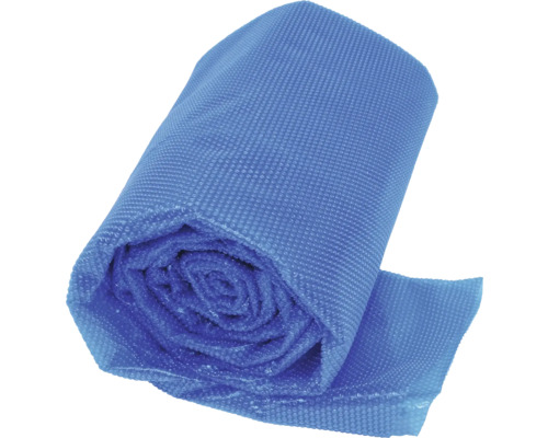 Opgerolde zwembadafdekking van materiaal met noppenstructuur