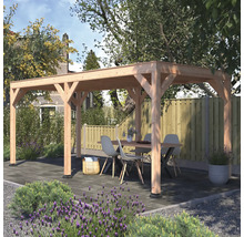 Houten tuinpaviljoen met tuintafel en stoelen op een terras