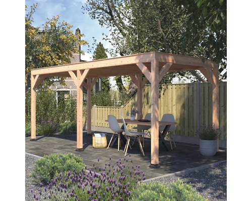 Houten tuinpaviljoen met tuintafel en stoelen op een terras