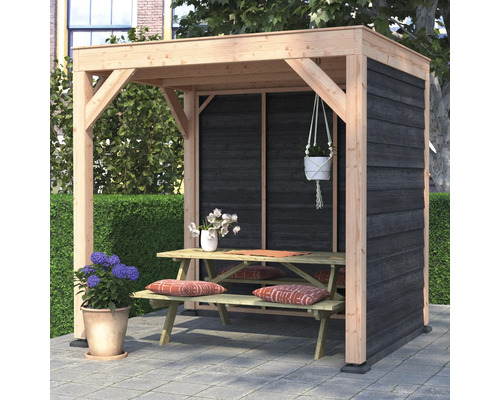 Houten tuinpaviljoen met picknicktafel en plantenarrangement in de tuin