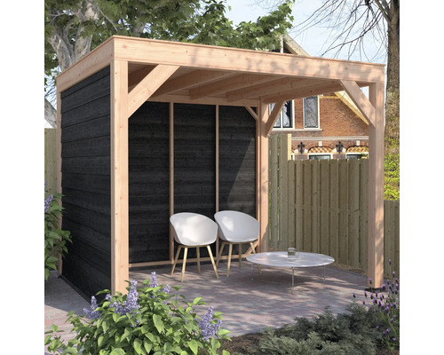 Overdekt terras met houten constructie, twee stoelen en een tafel in de tuin