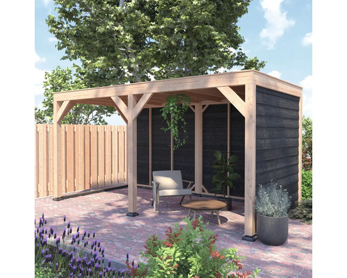 Houten pergola met tuinmeubelen en beplanting in de buitenruimte